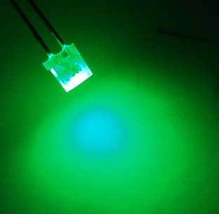 Linse abgeschliffen und unter normales Raumlicht