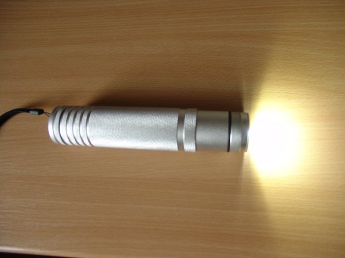 2.jpg (72.12 KiB) 29884 mal betrachtet Taschenlampe eingeschaltet, Reflektor abgeschraubt.