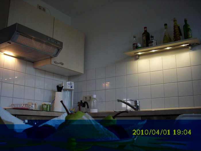 DSCI0260_cut.jpg (693.7 KiB) 31807 mal betrachtet Vergleich 25W-Kerzen-Glühlampe vs. 5,6-Watt (ab Steckdose) LED-Leiste (4x Cree XR-E @ 350 mA, 4,5W gehen in die LEDs + KSQ, 380-390 mW davon in die KSQ, wobei davon wiederum allein 300 mW in den Basis-Vorwiderstand des PNP-Transistors gehen...)<br /><br />Die LED-Leiste is heller als die Glühlampe und das weiß ist etwas soviel neutralweißer als es auf dem Fotos wirkt, wie die Glühlampe warmweiße ist, als sie auf dem Foto wirkt :-)