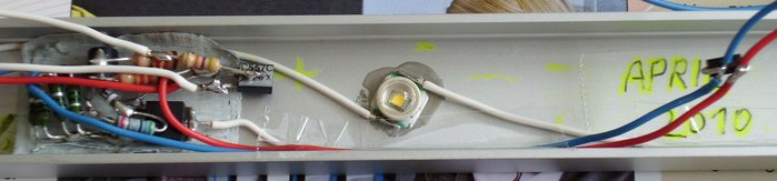 DSCI0240_cut.jpg (308.35 KiB) 31807 mal betrachtet Eine der LEDs + Ultra-Low-Drop-KSQ im Detail, hier habe ich den Shutdown-Anschluss von einem Bild weiter oben durch einen enable-Anschluss ersetzt, da sonst im Shutdown-"Betrieb" ca. 300 mW sinnlos in Wärme umgesetzt worden wären, die ca. 300 mW nimmt die KSQ selbst nun erst dann auf, wenn die Pull-Up-Widerstände über den hier zusätzlich verbauten (PNP-)Transistor (rechts oben) mit 12V verbunden werden.<br />Die 300 mW fallen bei den beiden parallel geschalteten Basis-Vorwiderständen (2x 1,2kOhm) an. Weitere ca. 30 mW am 4k7 pull-up für den MOSFET.