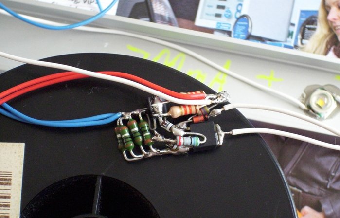 DSCI0236_cut.jpg (794.47 KiB) 31805 mal betrachtet Ultra-Low-Drop-KSQ im Detail --- die KSQ basiert auf meiner Idee der 2-Transistor-KSQ mit 1N4148, im zugehörigen Thread wurde dann eine Schottky-Diode vorgeschlagen und von Beatbuzzer schließlich 2 Schottky-Dioden in Reihe, ich habe noch 5,6 ohm mit in Reihe geschaltet, die 1N4141, die hier zu sehen ist, ist nur für einen Shutdown-Anschluss gedacht und kann entfallen.