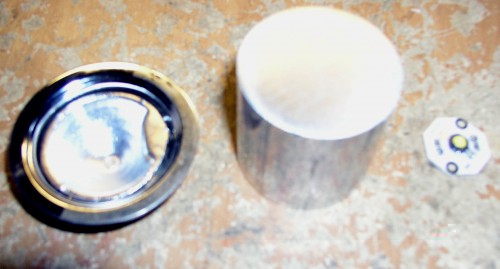 der Strahler( schon ohne Fassung )  , das ALU Rundprofil und die Acriche